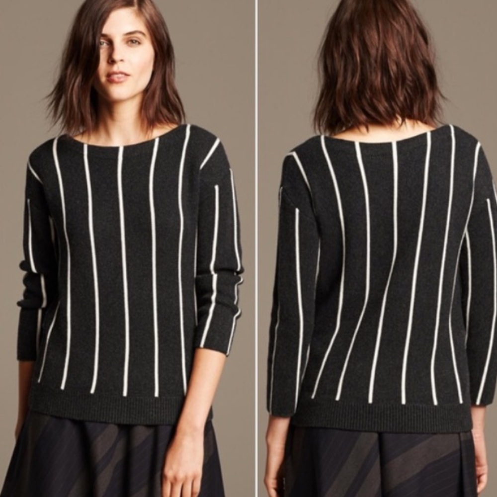 Banana Republic gray striped sweater size Large!